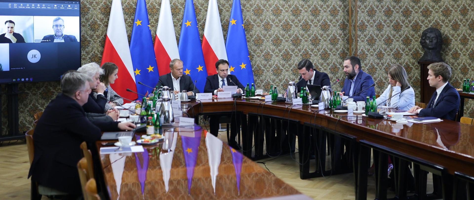 III posiedzenie Rady Przyszłości. 9 osób siedzi przy stole. W centralnej części Premier Donald Tusk, obok Minister Andrzej Domański, a wokół członkowie Rady Przyszłości.