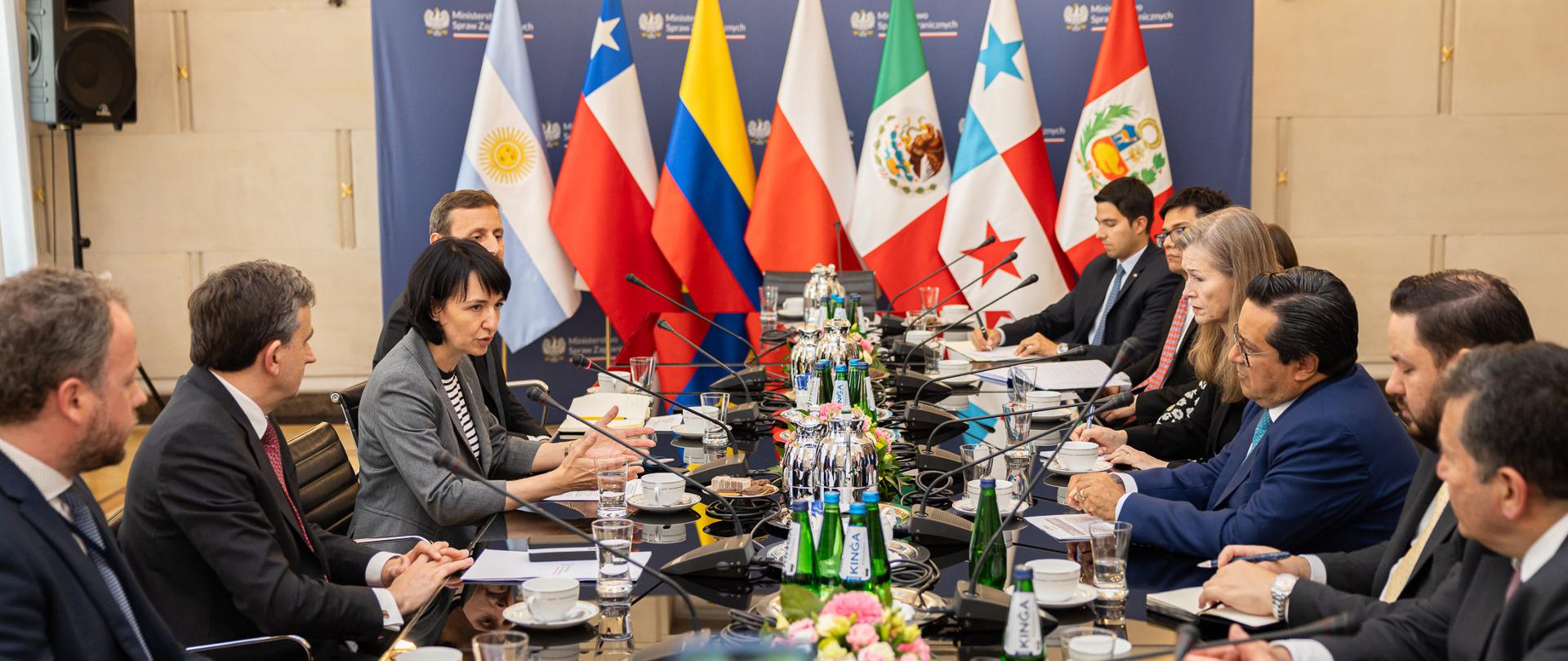 Reunión_con_embajadores_y_cónsules_de_países_latinoamericanos