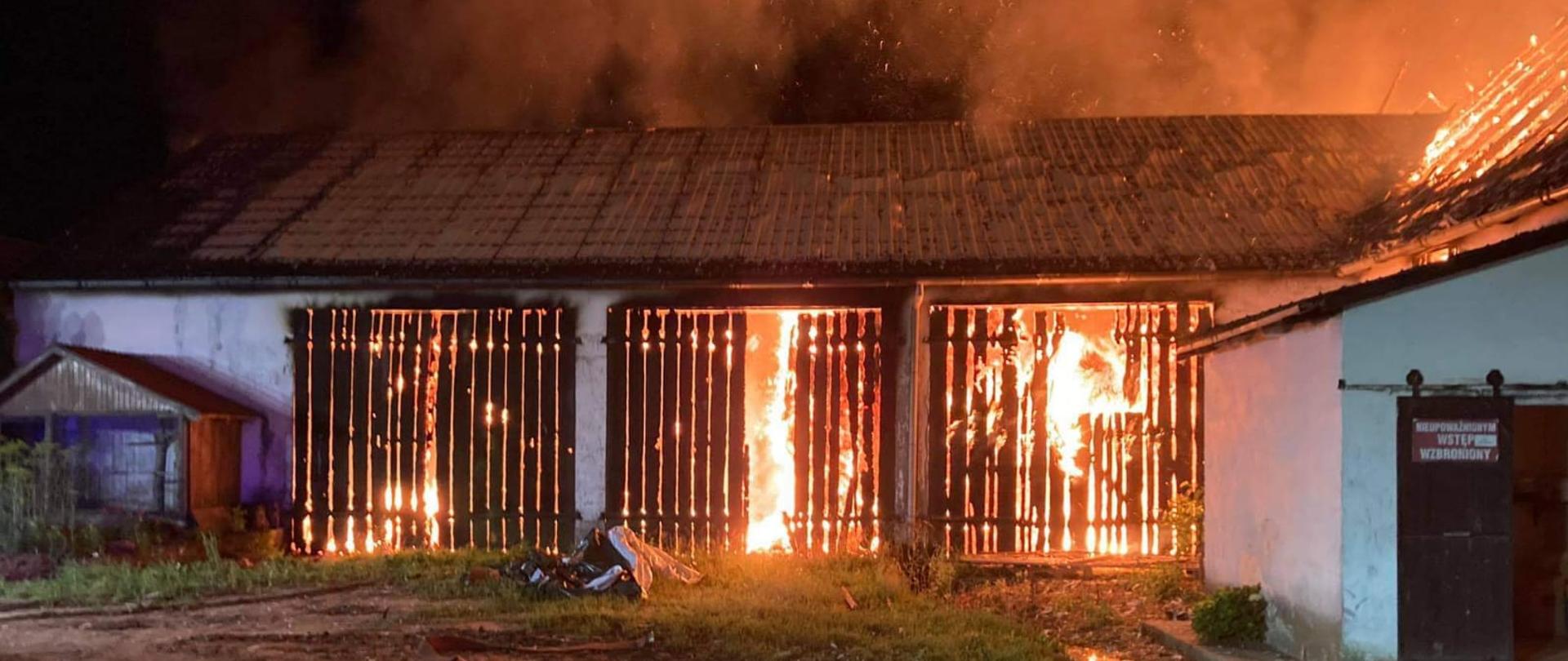 Część budynku objętego pożarem., płomienie obejmujące całą kubaturę pomieszczenia.