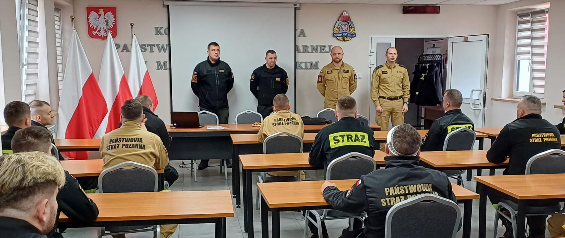 Komendant wraz z komisją egzaminacyjną przywitał strażaków i przedstawił im główne zasady egzaminu. Strażacy zajęli miejsca w ławkach.