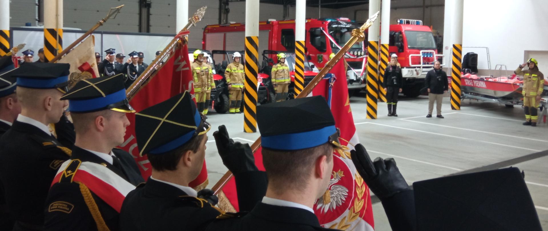strażacy podczas odegrania hymnu