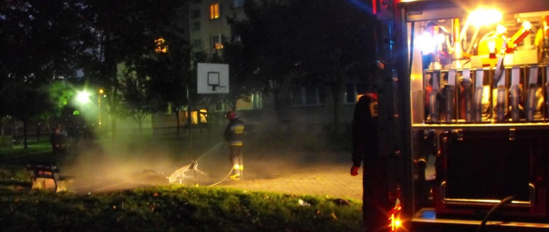 Zdjęcie przedstawia ugaszone resztki tapczana na boisku