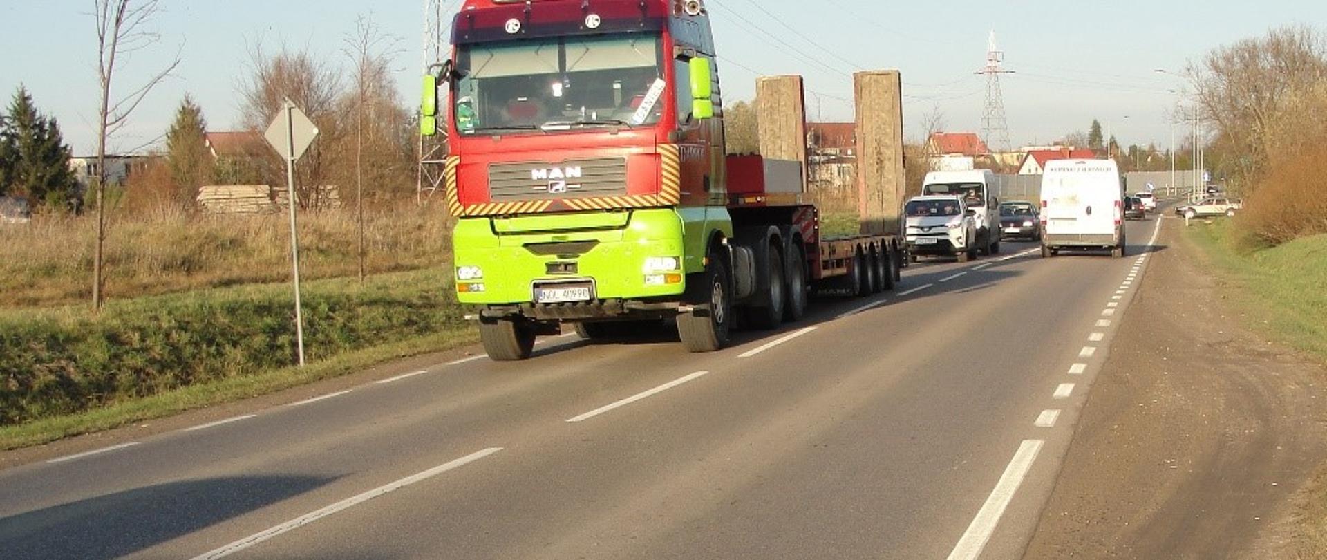 Zatłoczona ulica w mieście.