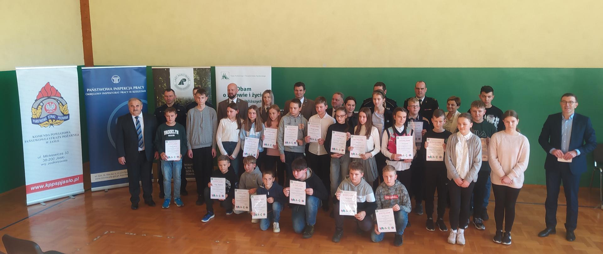 Na zdjęciu uczniowie ze szkół podstawowych podczas wręczenia nagród przez zaproszonych gości.