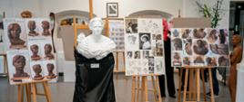 Rzeźba kobiety i zdjęcia dokumentujące proces twórczy