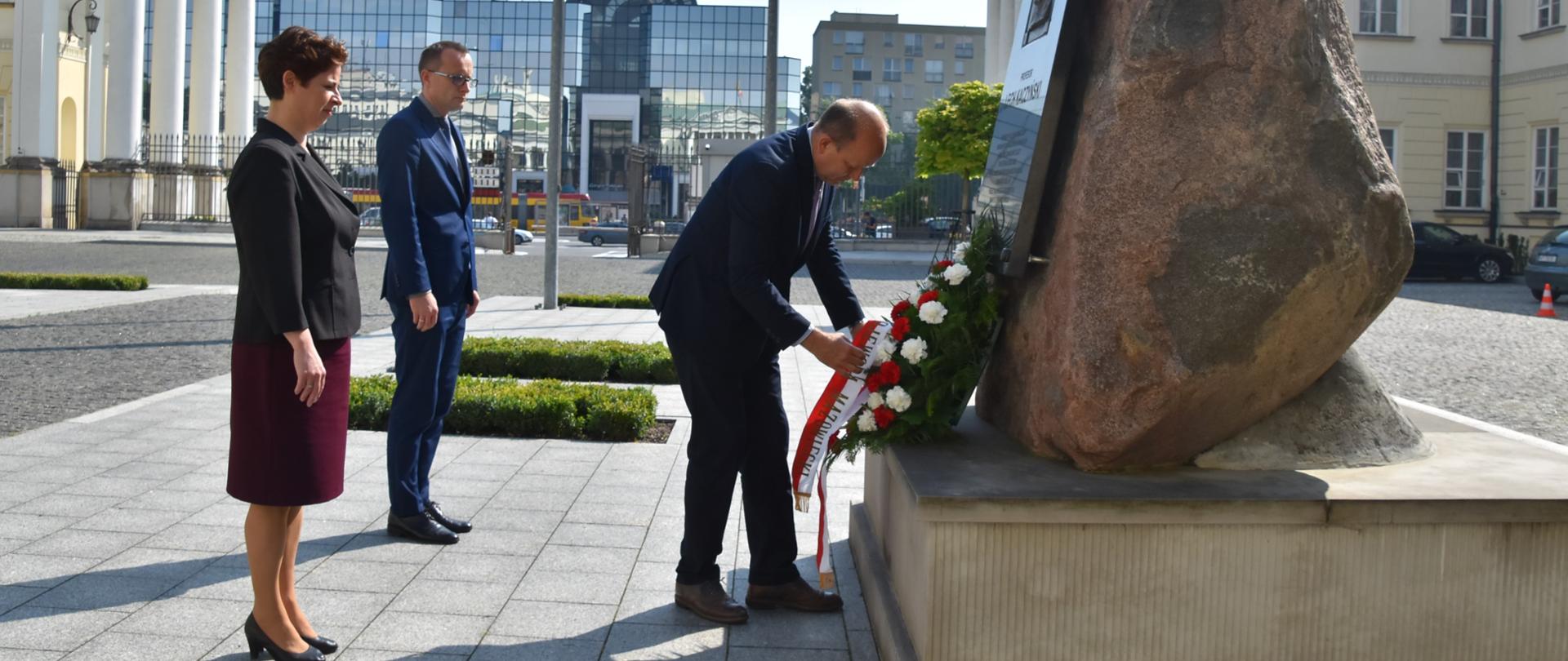 Uroczyste złożenie kwiatów przed miejscem upamiętnienia Prezydenta na dziedzińcu Mazowieckiego Urzędu Wojewódzkiego w Warszawie 2