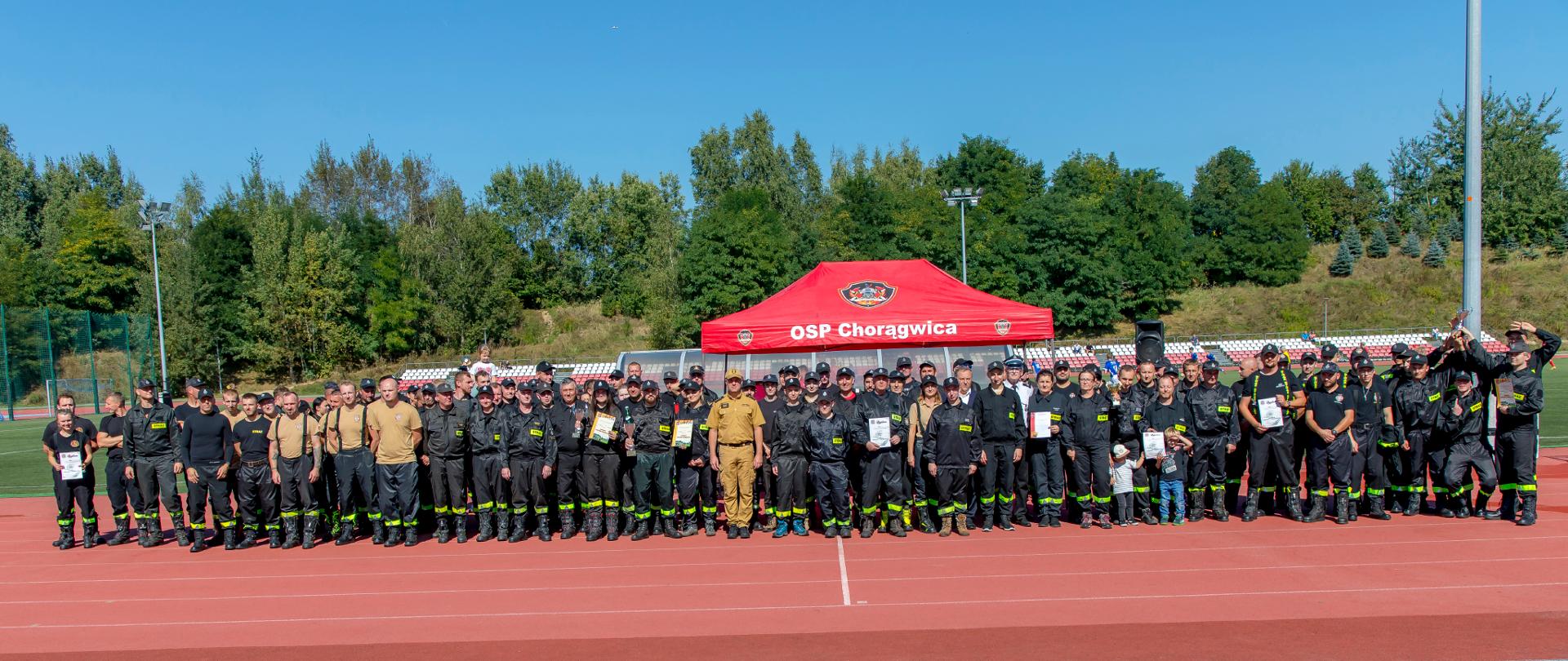 Zdjęcie grupowe strażaków biorących udział w zawodach sportowo - pożarniczych
