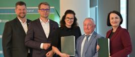 W podpisaniu umowy w dniu 10 czerwca 2026 r. udział wzięli (na zdjęciu od lewej):
Sebastian Kozłowski, Wiceprezes Zarządu Zakładu Utylizacyjnego w Gdańsku, Sławomir Kiszkurno, Prezes Zarządu Zakładu Utylizacyjnego w Gdańsku, Aleksandra Dulkiewicz, Prezydent Gdańska, Paweł Augustyn, Zastępca Prezesa Zarządu NFOŚiGW, Dorota Zawadzka-Stępniak, Prezes Zarządu NFOŚiGW.