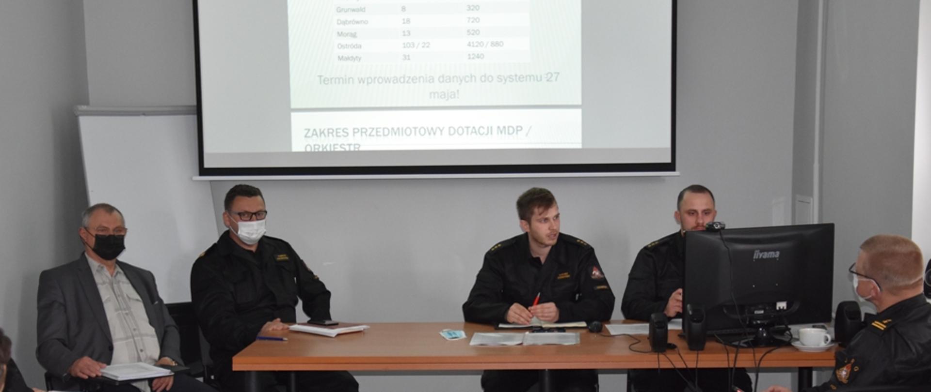 Kierownictwo Komendy Powiatowej PSP w Ostródzie wraz z Prezesem Zarządu Oddziału Powiatowego ZOSP RP omawiają założenia nowo-projektowanej ustawy o OSP. 