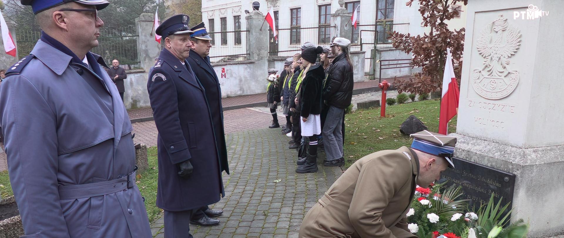 Delegacja służb mundurowych składa kwiaty pod pomnikiem Marszałka Józefa Piłsudskiego w Pińczowie.