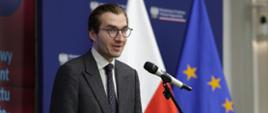 Na zdjęciu wiceminister funduszy i polityki regionalnej Jan Szyszko podczas konferencji odpowiada na pytania dziennikarzy