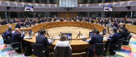 Posiedzenie Rady ds. Ogólności (GAC) w Brukseli, uczestnicy spotkania siedzą przy okrągłym stole