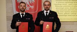 Nowi dowódcy Jednostki Ratowniczo-Gaśniczej w Jędrzejowie z decyzjami o mianowaniu na stanowiska służbowe.