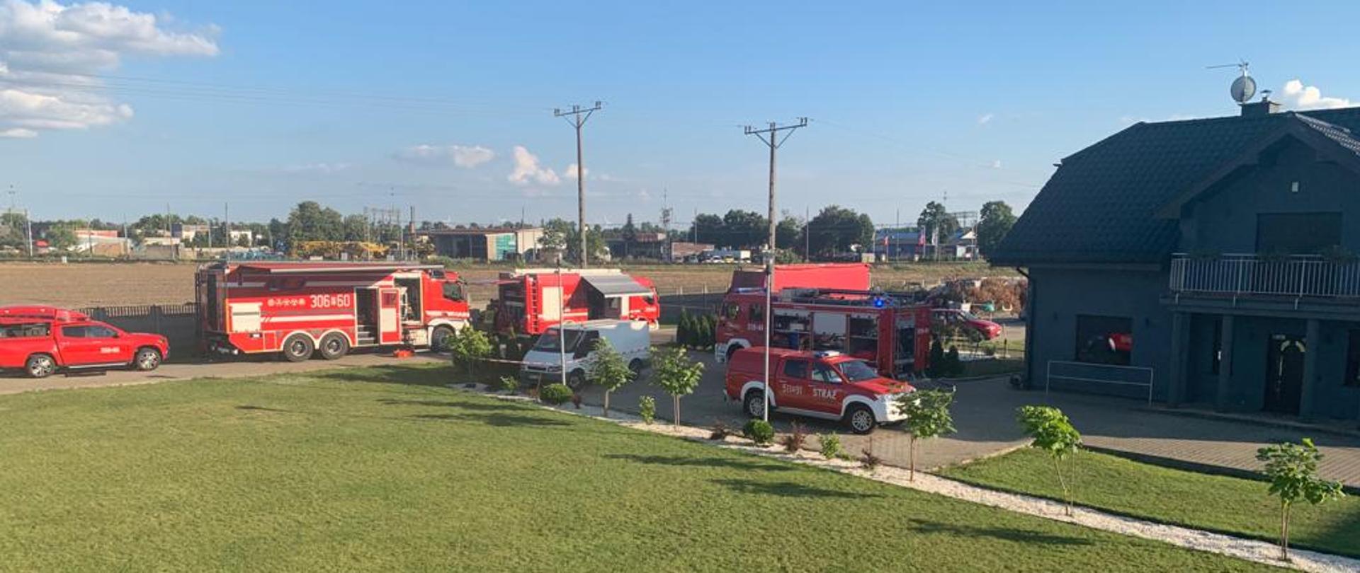 Dzień, pojazdy pożarnicze na posesji