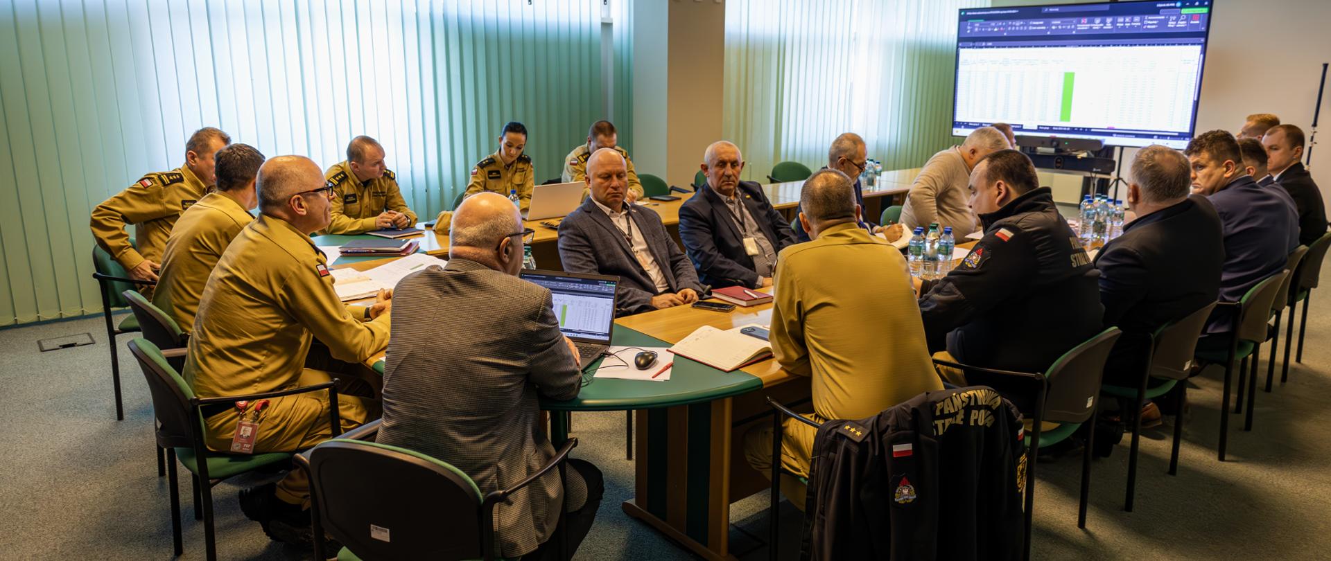 Osoby biorące udział w spotkaniu oraz fuknkcjonariusze