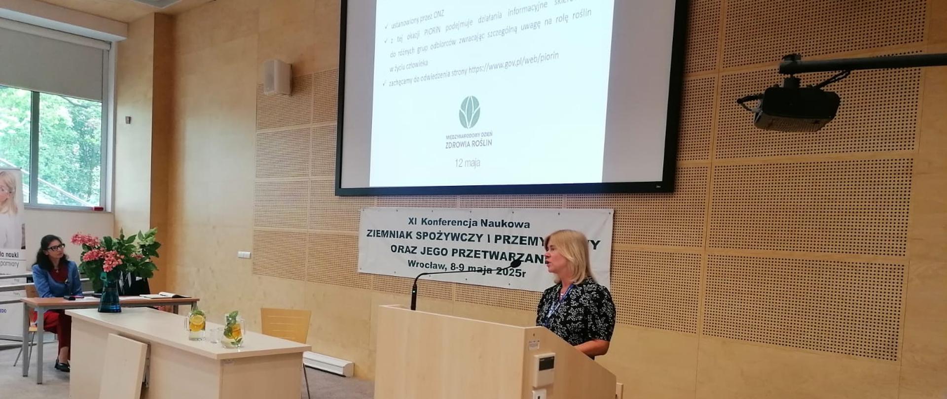 Kierownika Działu Nadzoru Fitosanitarnego WIORiN we Wrocławiu przemawiająca przy mównicy na sali konferencyjnej