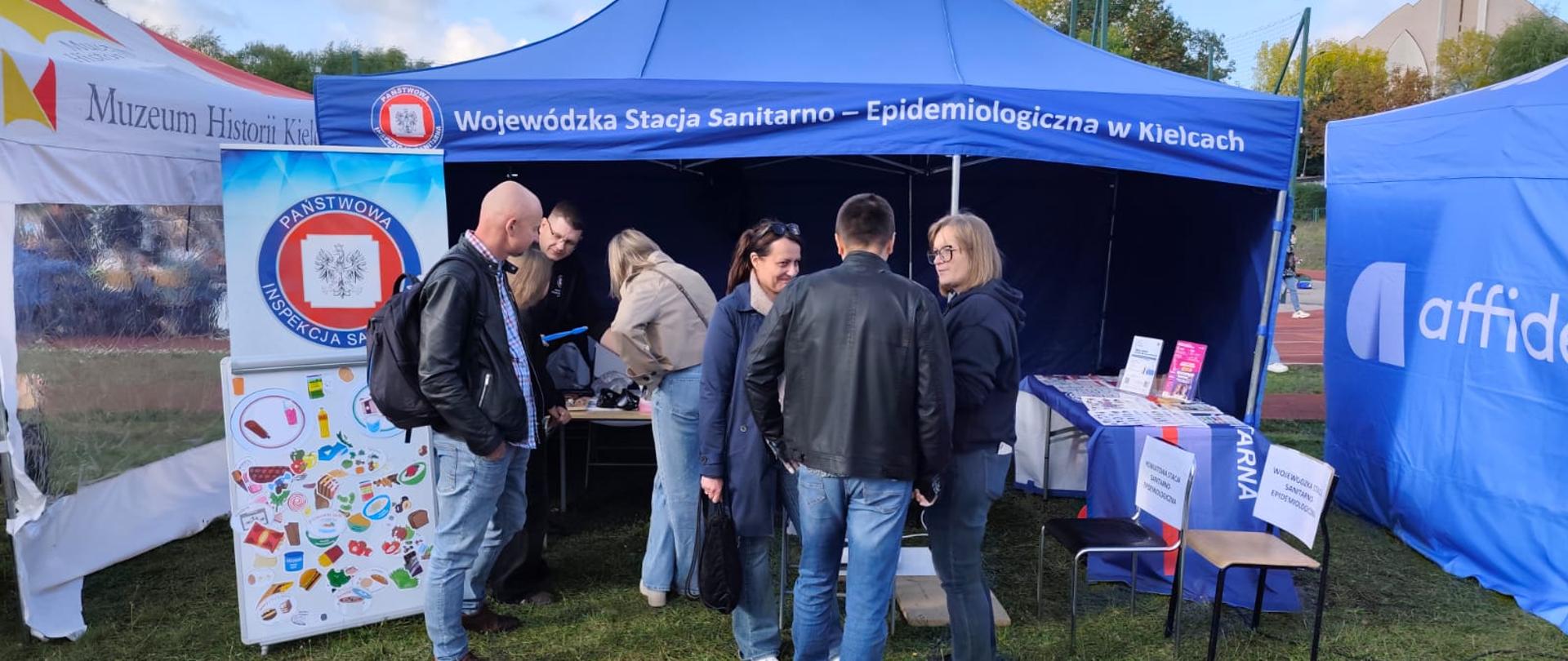 Przedstawiciele WSSE i PSSE w Kielcach, którzy rozmawiają z osobami odwiedzającymi nasze stoisko
