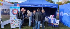 Przedstawiciele WSSE i PSSE w Kielcach, którzy rozmawiają z osobami odwiedzającymi nasze stoisko