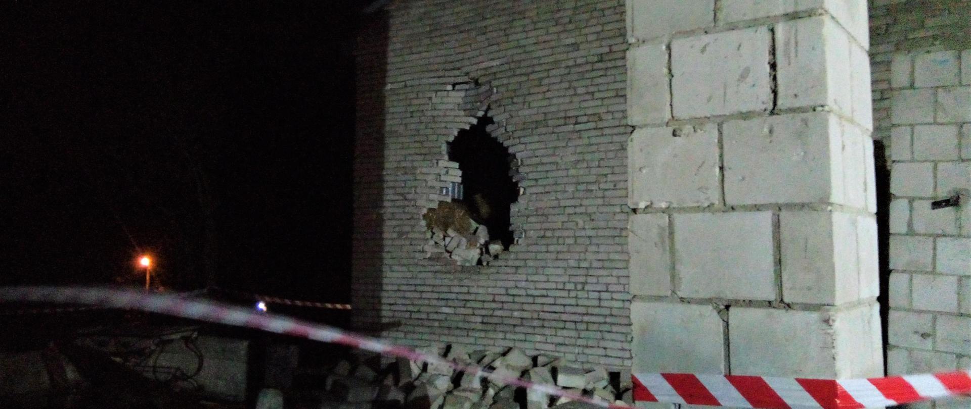 Na zdjęciu widzimy zniszczenia jakie poczyniła przewracająca się pod naporem wiatru ściana starego budynku gospodarczego. Widać wbitą dziurę oraz pochyloną ścianę szczytową w budynku na sąsiedniej posesji