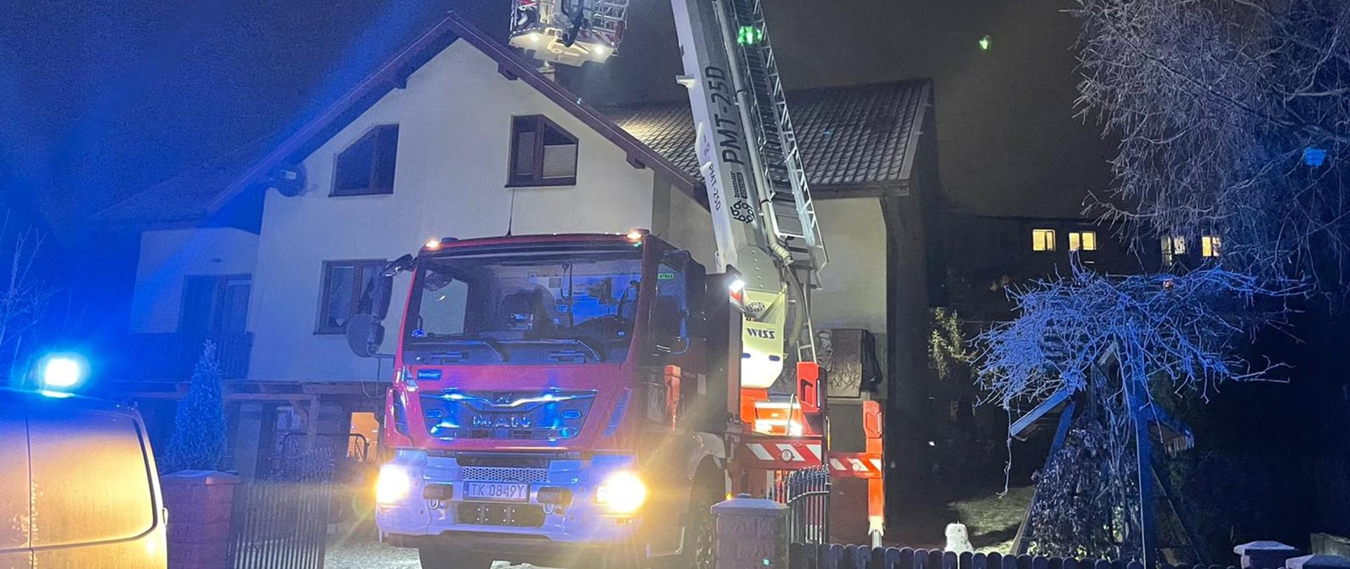 Strażacy gaszą pożar sadzy kominowej z podnośnika SHD-23