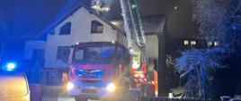 Strażacy gaszą pożar sadzy kominowej z podnośnika SHD-23