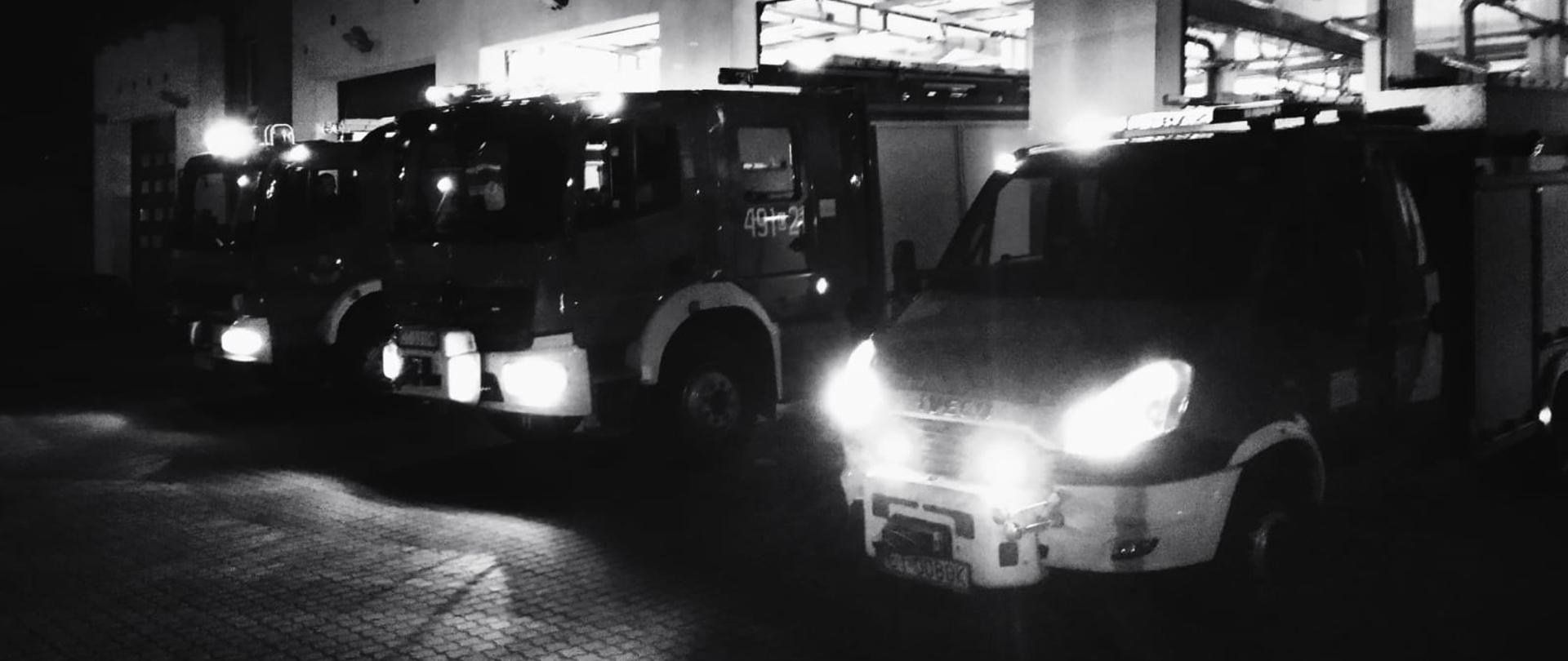 Strażacy z JRG Nakło oddają hołd tragicznie zmarłym Druhom z Czernikowa