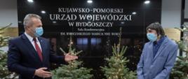 Wojewoda podczas przekazania szopki Bożonarodzeniowej przez pana Przemysława Kozłowskiego
