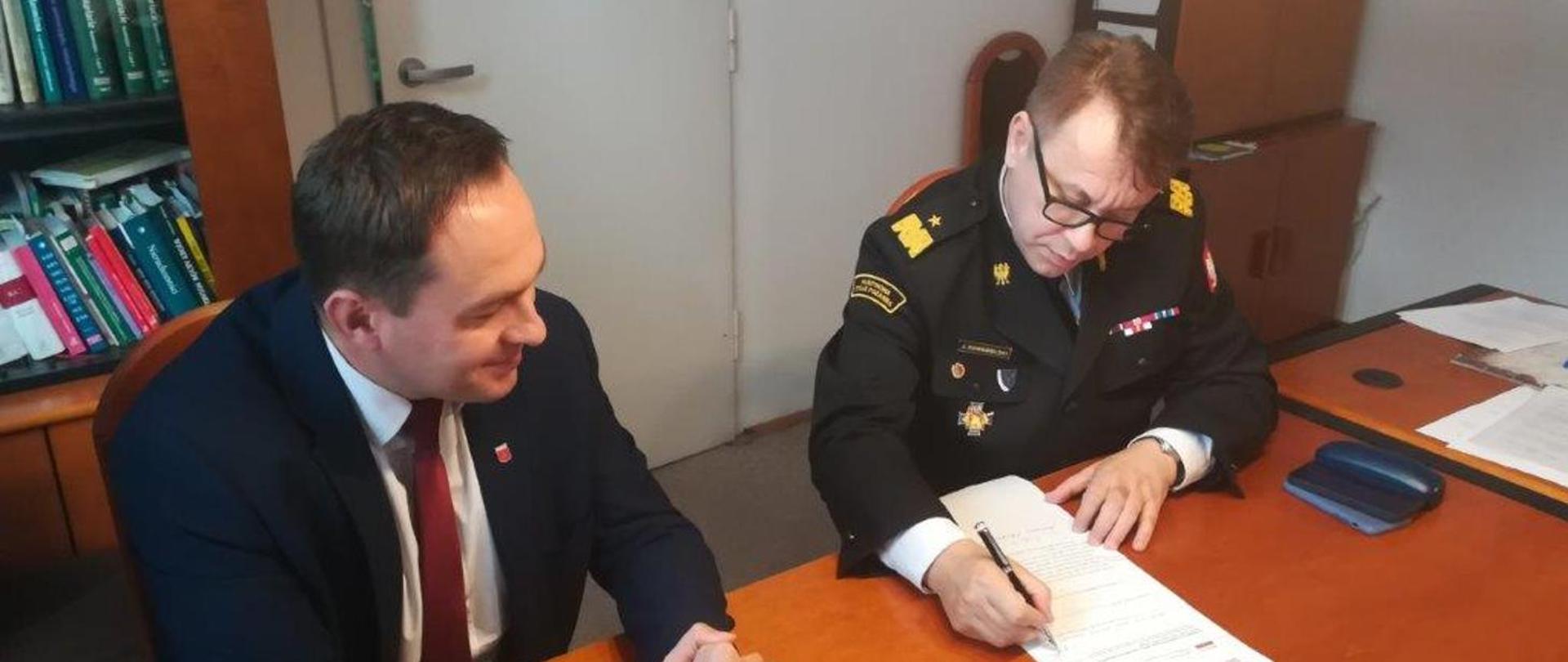 Podpisanie aktu notarialnego - posterunek JRG Maciejowice