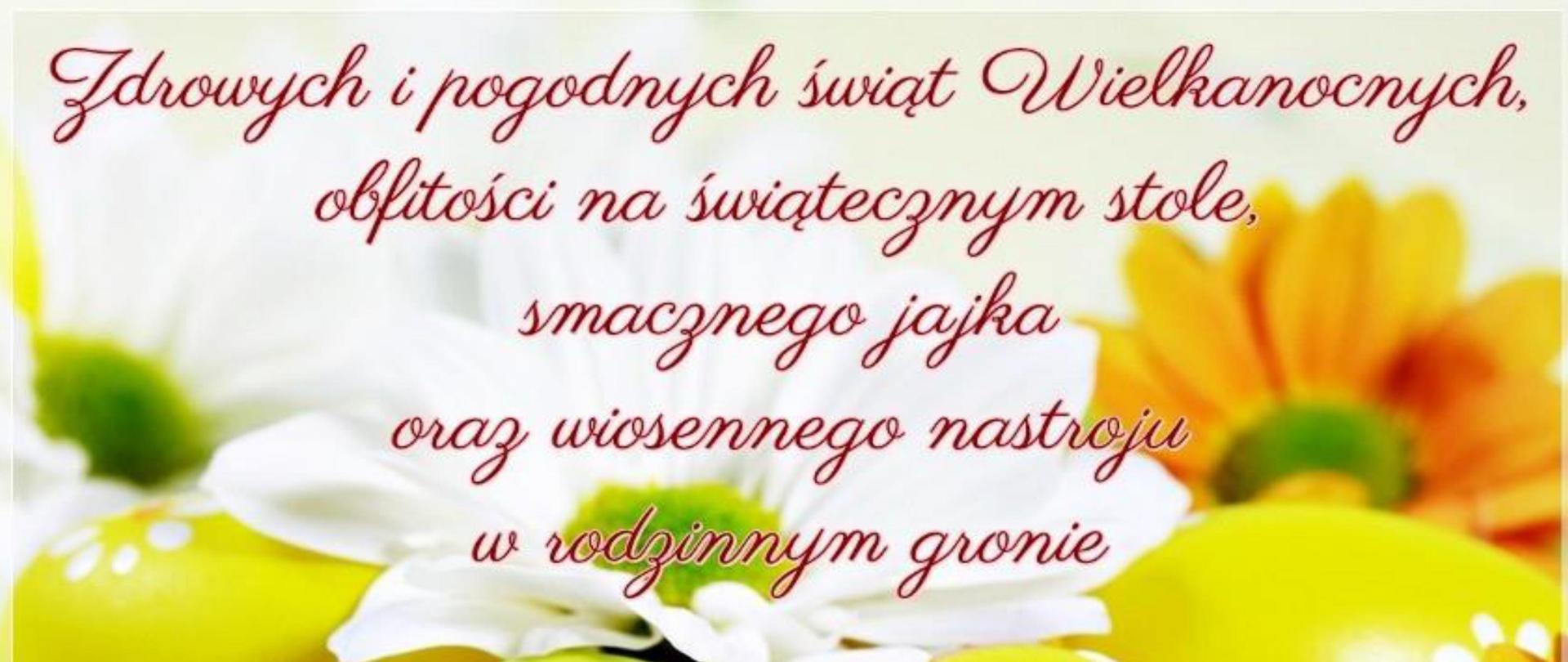 Kolorowy obraz pisankami koloru żółtego z białymi kwiatkami oraz pisankami w paski koloru białego i pomarańczowego w paski zielone z białymi kropkami. Pod jajkami białe piórka z wyśrodkowanym tekstem koloru brązowego: Zdrowych i pogodnych świąt wielkanocnych, obfitości na świątecznym stole, smacznego jajka oraz wiosennego nastroju w rodzinnym gronie. w dolnym prawym rogu w kolorze brązowym: Dyrektor, pracownicy i uczniowie Państwowej szkoły muzycznej I stopnia w Choszcznie.