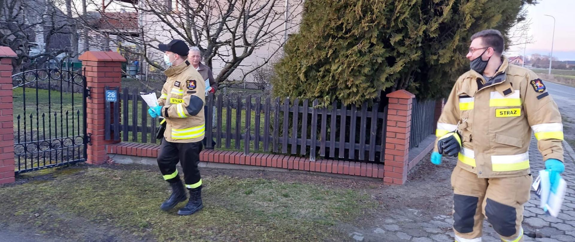 Na zdjęciu druhowie OSP roznoszący ulotki w ramach programu SZCZEPIMY SIĘ