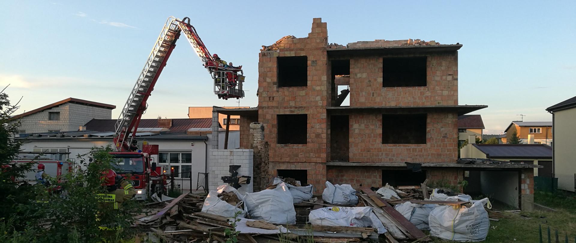 Wypadek w trakcie przebudowy domu jednorodzinnego na ul. Przędzalnianej w Białymstoku. 