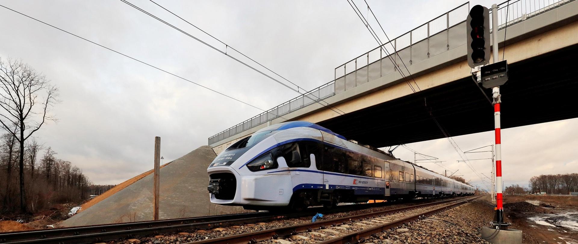 Rail Baltica – powstał nowy wiadukt nad torami kolejowymi w Szepietowie