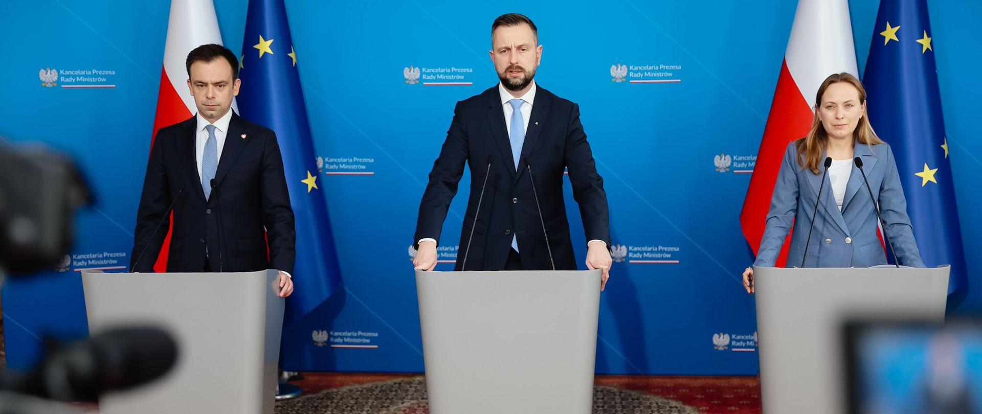 Minister Finansów Andrzej Domański, Wicepremier, Minister Obrony Narodowej Władysław Kosiniak-Kamysz, Minister Funduszy i Polityki Regionalnej Katarzyna Pełczyńska-Nałęcz podczas konferencji prasowej w KPRM po zakończeniu posiedzenia Rady Ministrów.