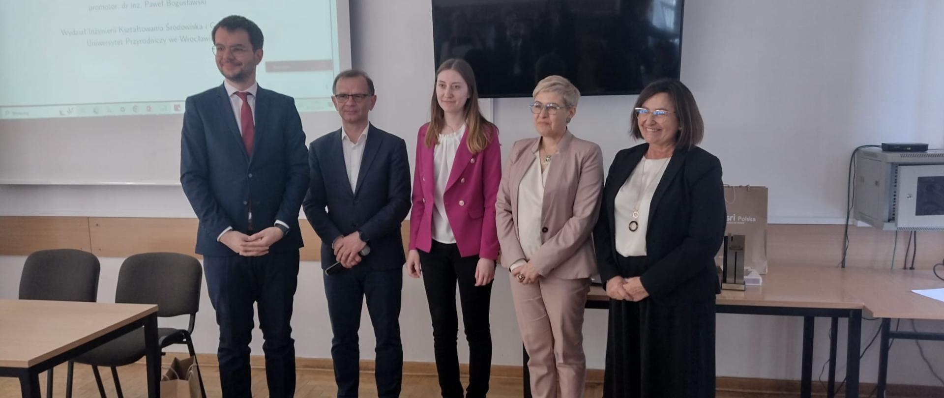 Wspólnie z Wiceminister Nauki i Szkolnictwa Wyższego profesor Marią Mrówczyńską oraz Prezesem Stowarzyszenie Geodetów Polskich dr. hab. inż. Januszem Wal, Główny Geodeta Kraju Alicja Kulka uhonorowała laureatów statuetkami i zestawami upominków Głównego Urzędu Geodezji i Kartografii. 