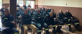 Funkcjonariusze PSP Międzychód oraz druhowie z jednostek OSP podczas wideokonferencji na sali szkoleniowej w KP PSP Międzychód.
