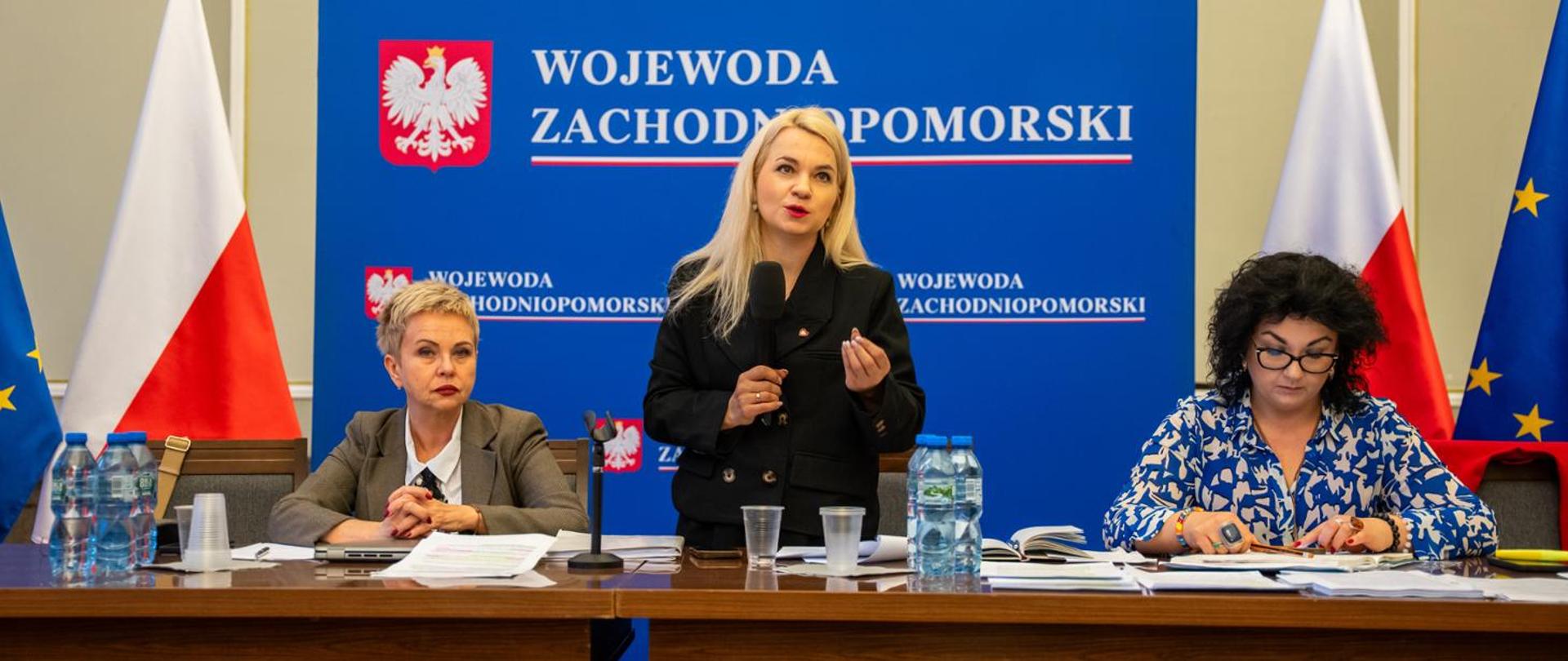 Sekretarz stanu Małgorzata Gromadzka debatuje z rolnikami w Koszalinie, w tle baner WOJEWODA ZACHODNIOPOMORSKI