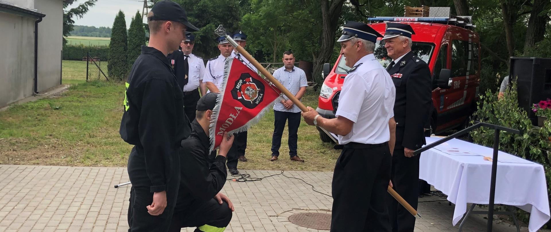 Nadanie proporca Młodzieżowej Drużynie Pożarniczej w Modle