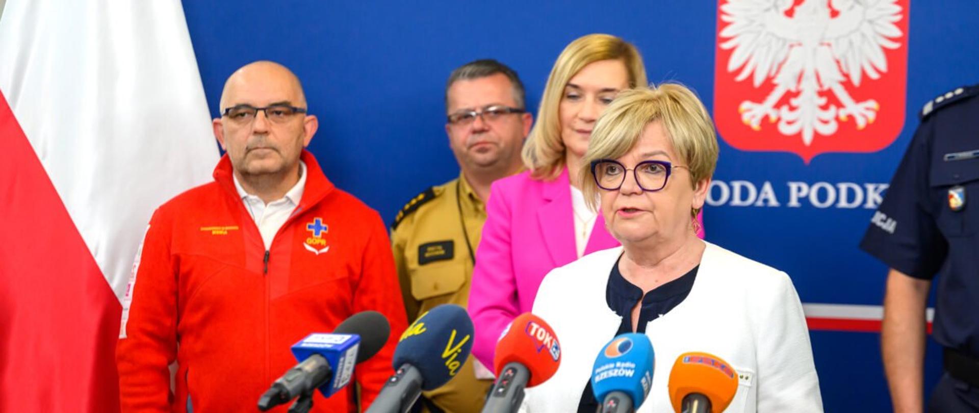 Zdjęcie przedstawia uczestników konferencji prasowej na temat bezpiecznych wakacji - wojewodę podkarpackiego i służby odpowiedzialne za bezpieczeństwo