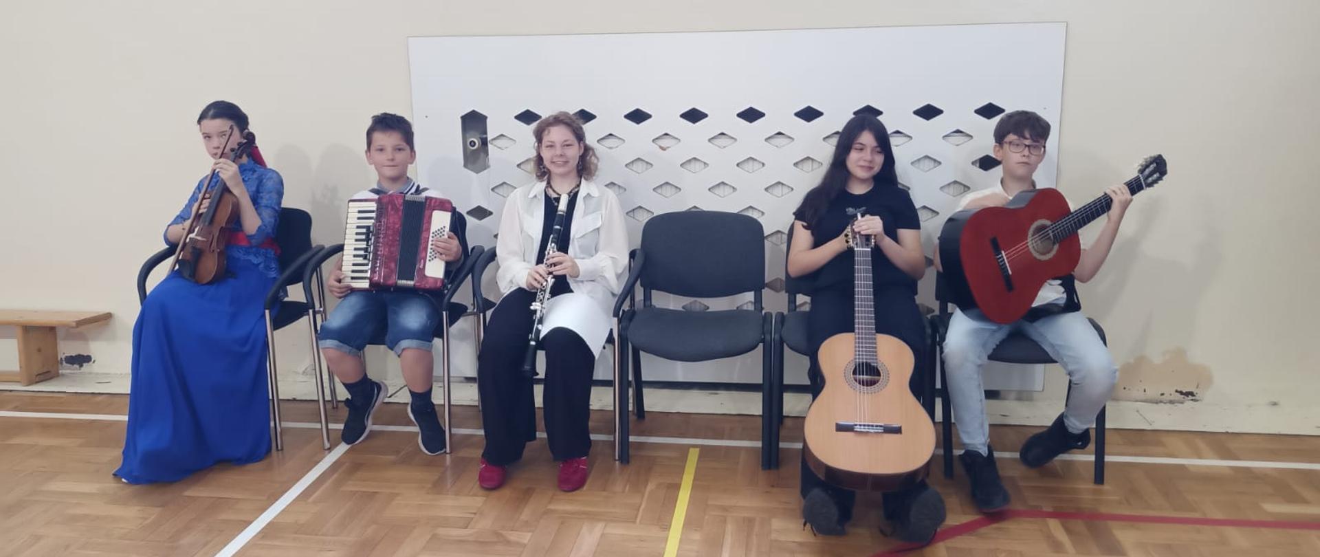 Zdjęcie przedstawiające wykonawców, którzy zagrali koncert 23 czerwca 2025 r. w Powiatowym Zespole Szkół i Placówek Specjalnych w Bolesławcu.