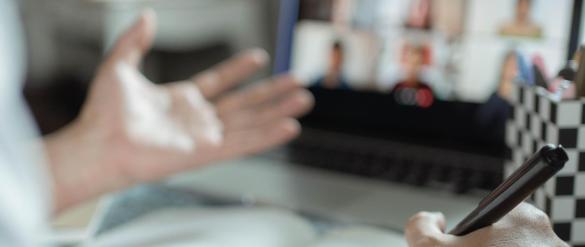 Osoba biorąca udział w webinarze spotkaniu online