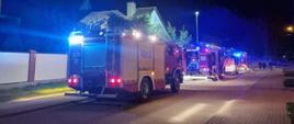Zdjęcie przedstawia pojazdy pożarnicze w trakcie prowadzonych działań gaśniczych