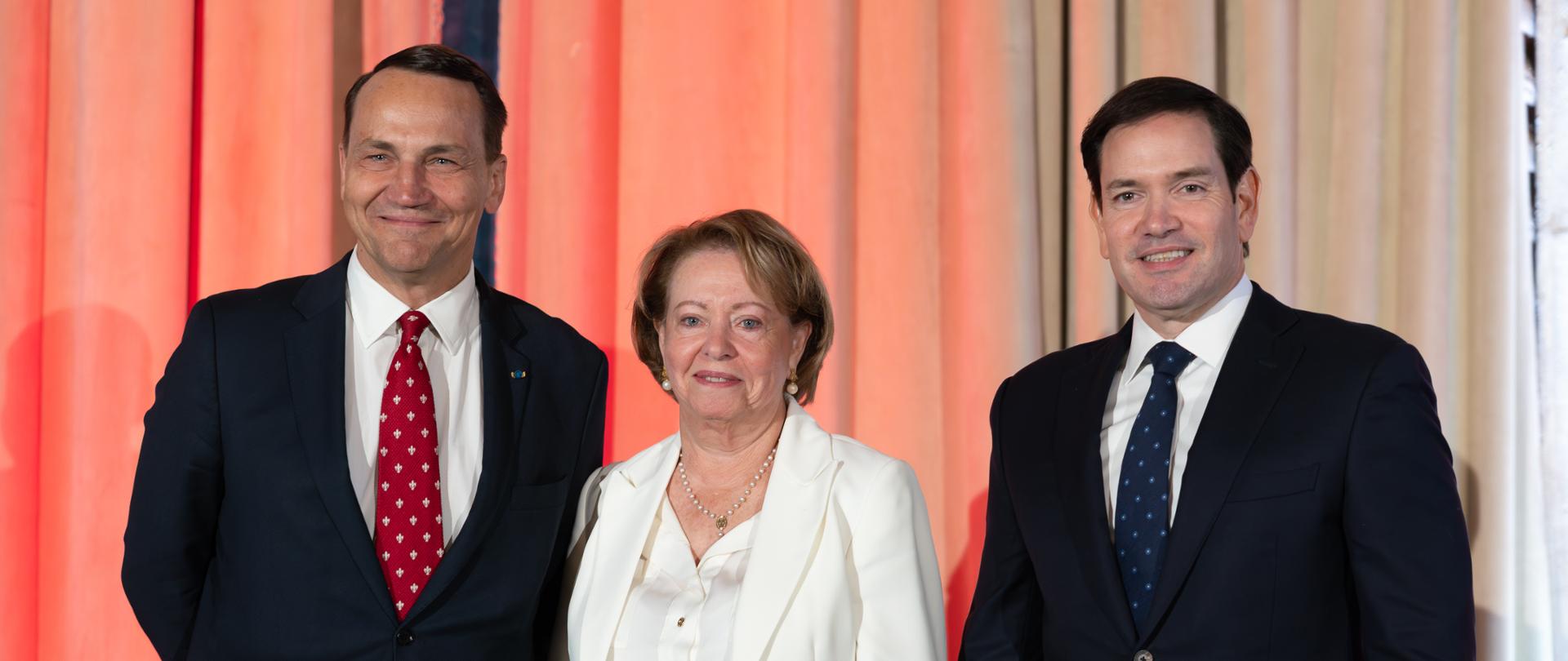 Picture is depicting three people standing: Deputy Prime Minister Radosław Sikorski, Irma Santos de Mas, Cuban oppositionist and US Secretary of State Marco Rubio. It was taken on the occasion on the presentation of the Lech Wałęsa Solidarity Prize