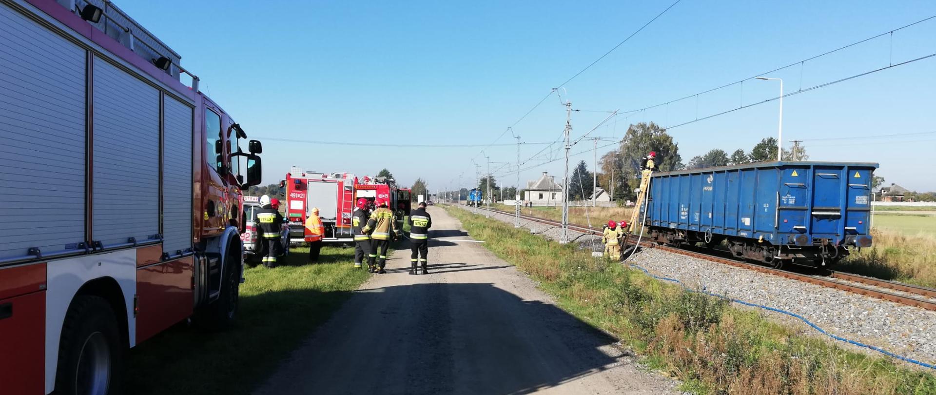 Gaszenie pożaru wagonu kolejowego