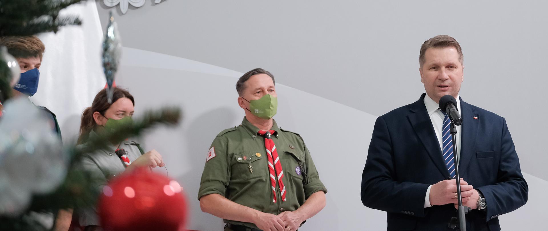 Harcerze pokazują światełko betlejemskie