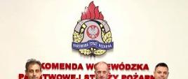 na pamiątkowym zdjęciu znajdują się Zachodniopomorski Komendant Wojewódzki Państwowej Straży Pożarnej bryg. Jarosław Tomczyk , Komendant Powiatowy PSP w Stargardzie st. kpt. mgr Stefański Łukasz oraz p.o. Zastępcy Komendanta PSP w Stargardzie st. kpt. Paweł Różański