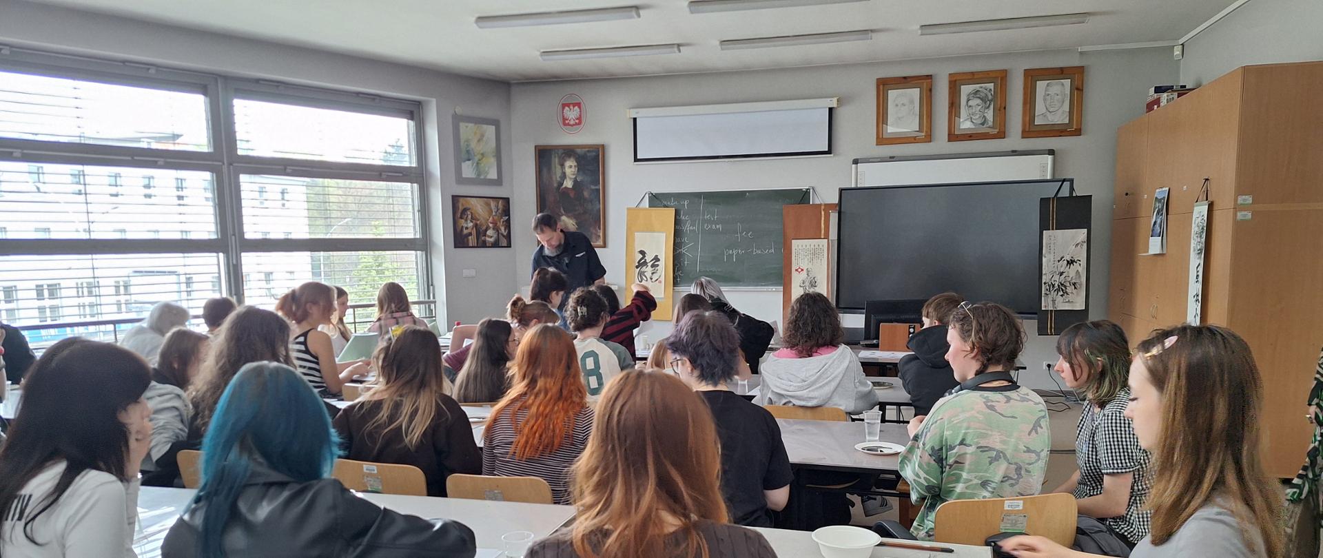 W dniu 15 kwietnia 2026 uczniowie klas 3 i 4 wzięli udział w warsztatach japońskiej kaligrafii