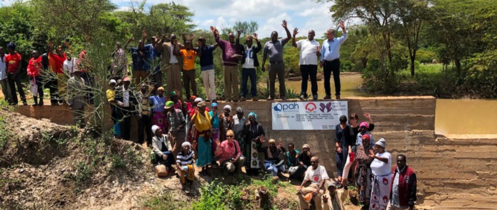 Radość mieszkańców kenijskich wiosek i Polaków z funkcjonowania tamy - zgromadzeni na niej i wokół niej