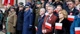 Na zdjęciu widzimy gości honorowych w tym strażaka policjanta i żołnierza podczas śpiewania hymnu RP