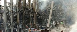 ***ZDJĘCIE ARCHIWALNE***Wóz strażacki na gruzach World Trade Center; 16 września 2001 roku.