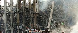 ***ZDJĘCIE ARCHIWALNE***Wóz strażacki na gruzach World Trade Center; 16 września 2001 roku.